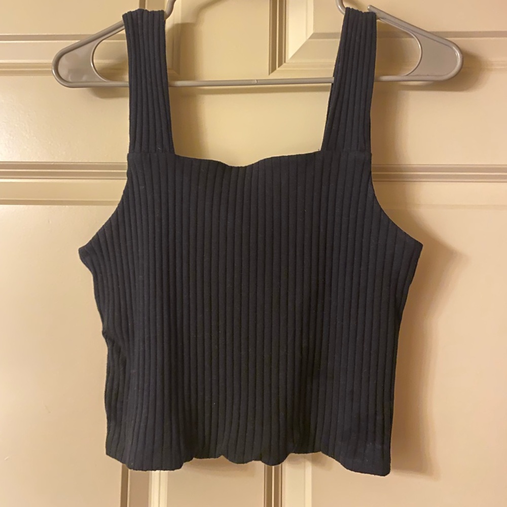 Black cropped tank